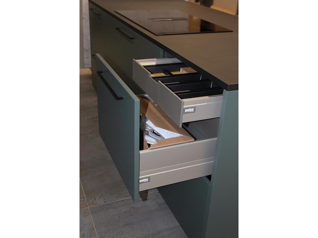 Keuken opstelling nolte met wand en eiland en luxe inbouwapparatuur - afbeelding 5 van  13