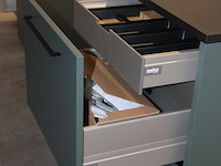 Keuken opstelling nolte met wand en eiland en luxe inbouwapparatuur - afbeelding 5 van  13