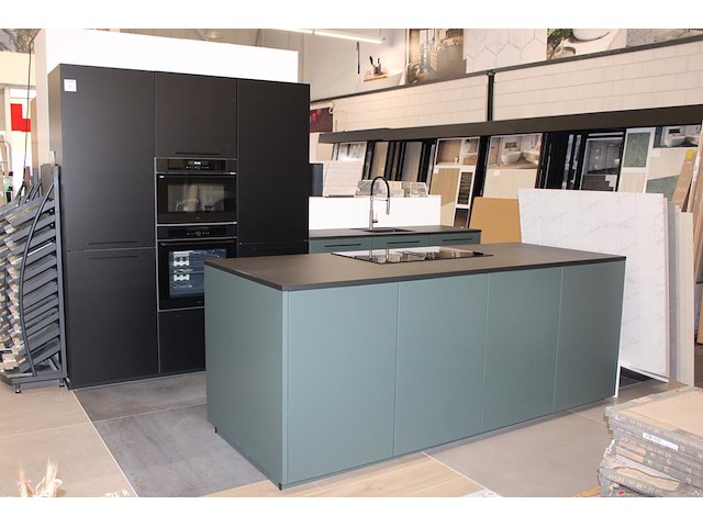 Keuken opstelling nolte met wand en eiland en luxe inbouwapparatuur - afbeelding 1 van  13