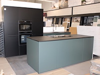 Keuken opstelling nolte met wand en eiland en luxe inbouwapparatuur