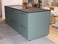 Keuken opstelling nolte met wand en eiland en luxe inbouwapparatuur - afbeelding 6 van  13