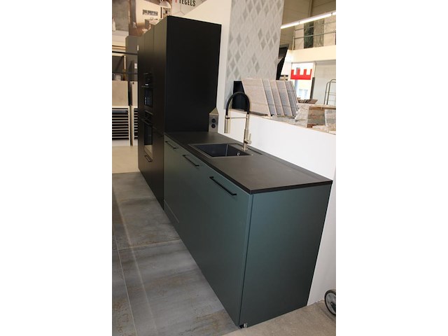 Keuken opstelling nolte met wand en eiland en luxe inbouwapparatuur - afbeelding 8 van  13