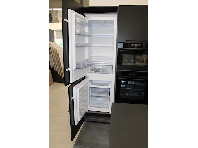 Keuken opstelling nolte met wand en eiland en luxe inbouwapparatuur - afbeelding 10 van  13