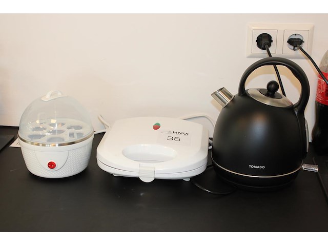 Keukenapparaten w.o. tosti-ijzer, waterkoker en eierkoker. - afbeelding 1 van  2