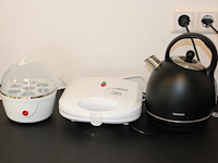 Keukenapparaten w.o. tosti-ijzer, waterkoker en eierkoker. - afbeelding 1 van  2