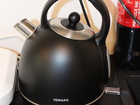 Keukenapparaten w.o. tosti-ijzer, waterkoker en eierkoker. - afbeelding 2 van  2