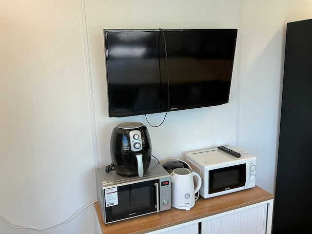 Keukenapparatuur en samsung televisie - afbeelding 2 van  7