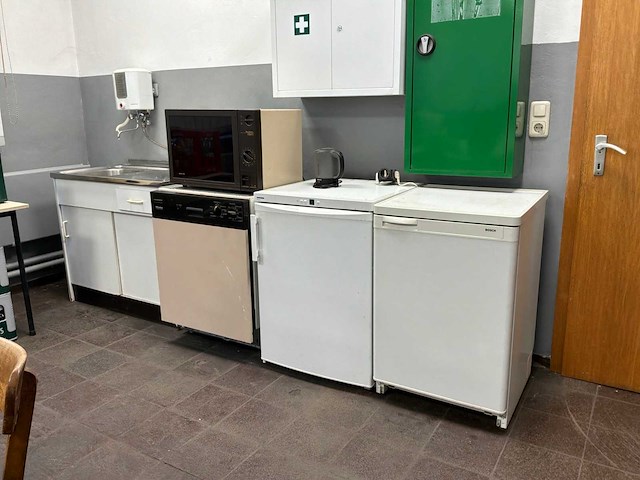 Keukenblok, magnatron, vaatwasser en koelkast (4x) - afbeelding 1 van  10