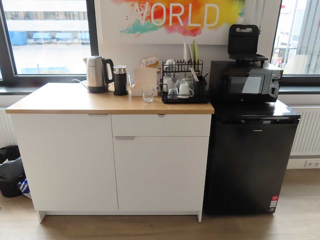 Keukenblok met apparatuur - afbeelding 1 van  6