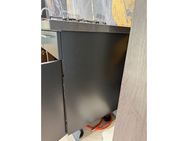 Keukenblok met koelkast, combimagnetron, spoelbak en vierpitsgasfornuis - afbeelding 7 van  8