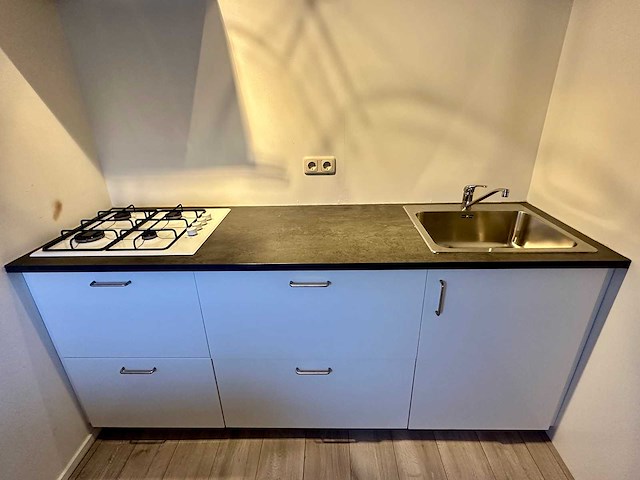 Keukenblok met kooktoestel en spoelbak - afbeelding 1 van  7