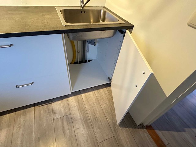 Keukenblok met kooktoestel en spoelbak - afbeelding 5 van  7