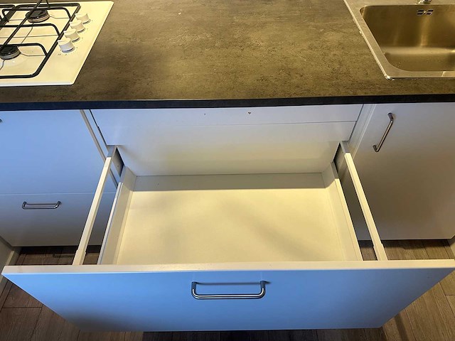 Keukenblok met kooktoestel en spoelbak - afbeelding 6 van  7