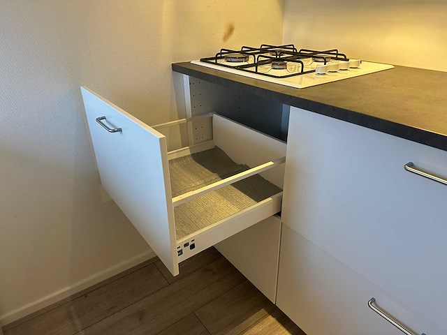 Keukenblok met kooktoestel en spoelbak - afbeelding 7 van  7