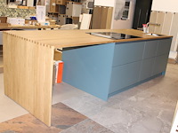 Keukeneiland met luxe inbouwapparatuur. onderdeel van combinatiekavel c009 onderdeel van combinatiekavel combinatiekavel van keukenwandopstelling en keukeneiland met luxe inbouwapparatuur. kavels c008 en c009