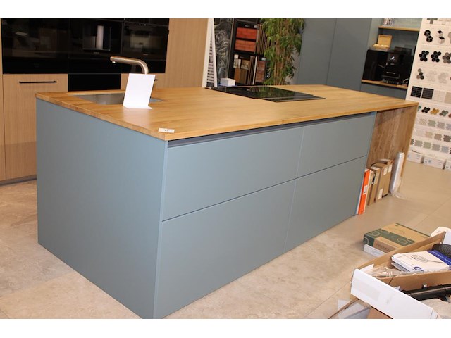 Keukeneiland met luxe inbouwapparatuur. onderdeel van combinatiekavel c009 onderdeel van combinatiekavel combinatiekavel van keukenwandopstelling en keukeneiland met luxe inbouwapparatuur. kavels c008 en c009 - afbeelding 4 van  11