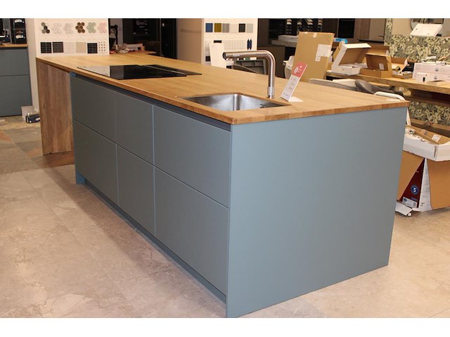 Keukeneiland met luxe inbouwapparatuur. onderdeel van combinatiekavel c009 onderdeel van combinatiekavel combinatiekavel van keukenwandopstelling en keukeneiland met luxe inbouwapparatuur. kavels c008 en c009 - afbeelding 5 van  11