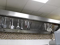 Keukengereedschappen aan afzuigkap w.o. tangen, zeven, schuimspatels, gardes etc.