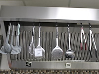 Keukengereedschappen aan afzuigkap w.o. tangen, zeven, schuimspatels, gardes etc. - afbeelding 2 van  3