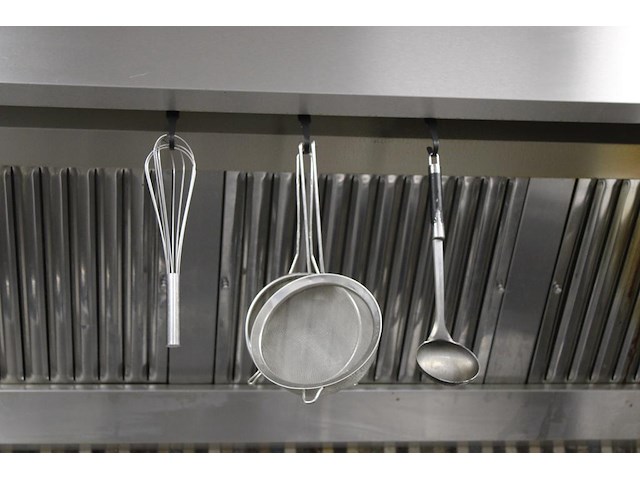 Keukengereedschappen aan afzuigkap w.o. tangen, zeven, schuimspatels, gardes etc. - afbeelding 3 van  3
