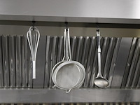 Keukengereedschappen aan afzuigkap w.o. tangen, zeven, schuimspatels, gardes etc. - afbeelding 3 van  3