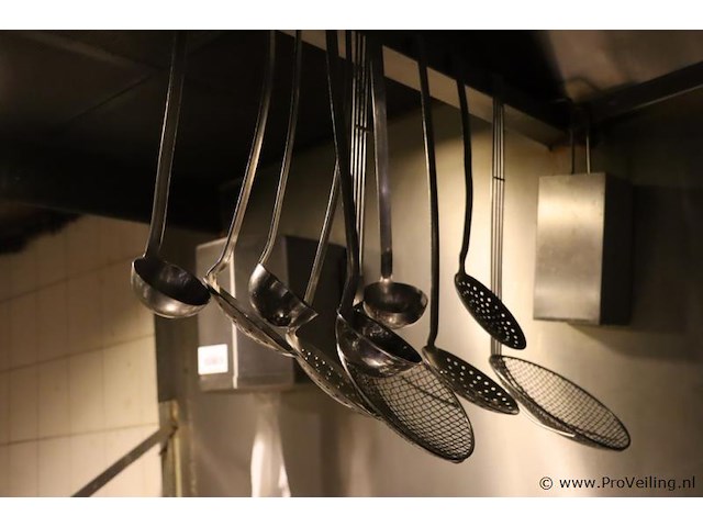 Keukengerei o.a. schuimspanen & soeplepels - afbeelding 1 van  2