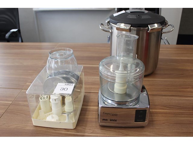 Keukenmachine magimix compact 3100 met diverse messen en hulpmiddelen. - afbeelding 1 van  3