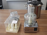 Keukenmachine magimix compact 3100 met diverse messen en hulpmiddelen.