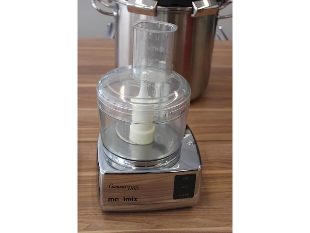 Keukenmachine magimix compact 3100 met diverse messen en hulpmiddelen. - afbeelding 2 van  3