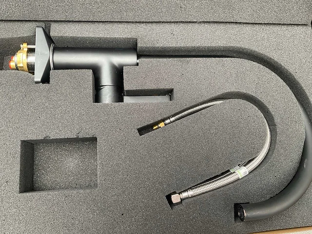 Keukenmengkraan mat zwart met draaibare uitloop - afbeelding 2 van  3