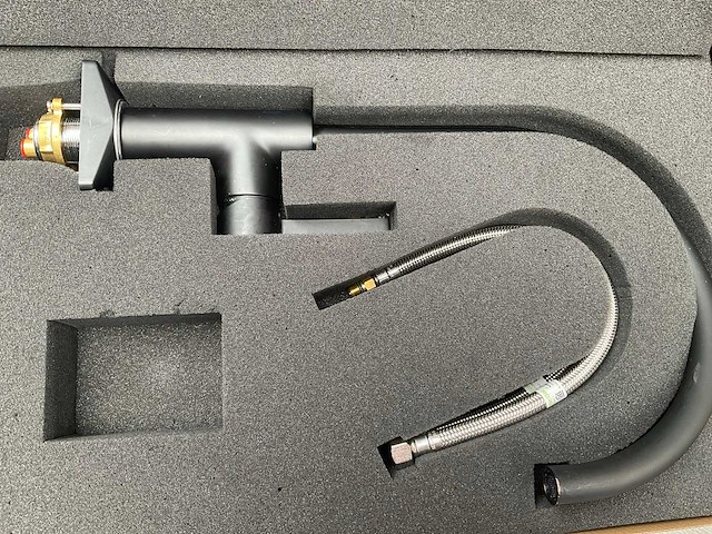 Keukenmengkraan mat zwart met draaibare uitloop - afbeelding 1 van  2
