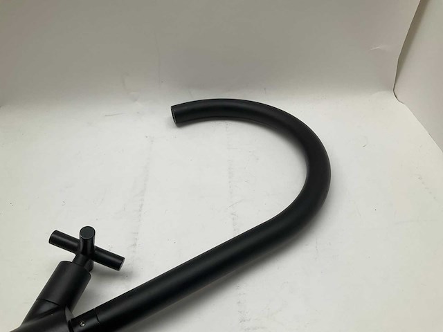 Keukenmengkraan mat zwart tweegreeps met draaibare uitloop - afbeelding 7 van  8