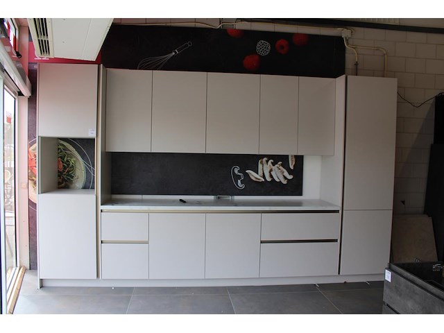 Keukenopstelling nolte met vaatwasmachine en ledverlichting - afbeelding 1 van  4