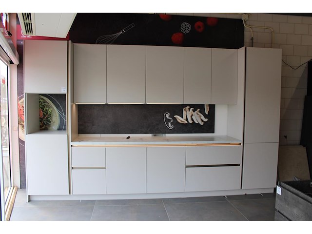 Keukenopstelling nolte met vaatwasmachine en ledverlichting - afbeelding 2 van  4
