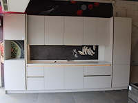 Keukenopstelling nolte met vaatwasmachine en ledverlichting - afbeelding 2 van  4