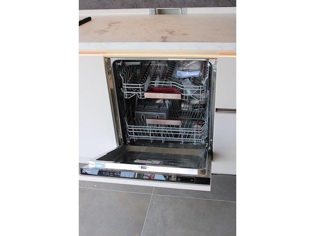Keukenopstelling nolte met vaatwasmachine en ledverlichting - afbeelding 3 van  4