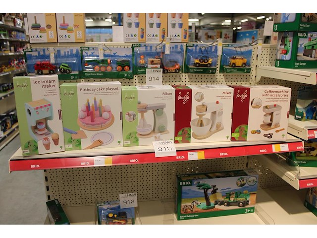 Keukensets joueco w.o. mixer, koffiemachine, ijsmaker en verjaardagstaart, vijf stuks. - afbeelding 1 van  3