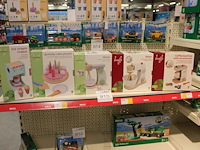 Keukensets joueco w.o. mixer, koffiemachine, ijsmaker en verjaardagstaart, vijf stuks. - afbeelding 1 van  3