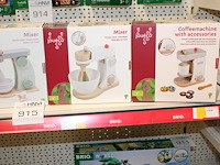 Keukensets joueco w.o. mixer, koffiemachine, ijsmaker en verjaardagstaart, vijf stuks. - afbeelding 3 van  3
