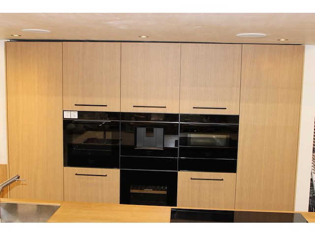 Keukenwandopstelling met luxe inbouwapparatuur. onderdeel van combinatiekavel c009 onderdeel van combinatiekavel combinatiekavel van keukenwandopstelling en keukeneiland met luxe inbouwapparatuur. kavels c008 en c009 - afbeelding 1 van  16