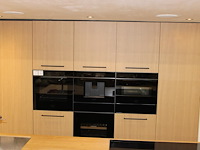 Keukenwandopstelling met luxe inbouwapparatuur. onderdeel van combinatiekavel c009 onderdeel van combinatiekavel combinatiekavel van keukenwandopstelling en keukeneiland met luxe inbouwapparatuur. kavels c008 en c009