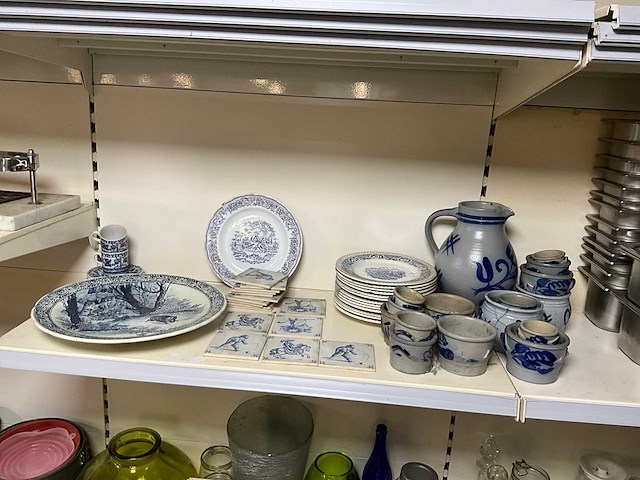 Keulse potten en decoratieborden (52x) - afbeelding 1 van  6