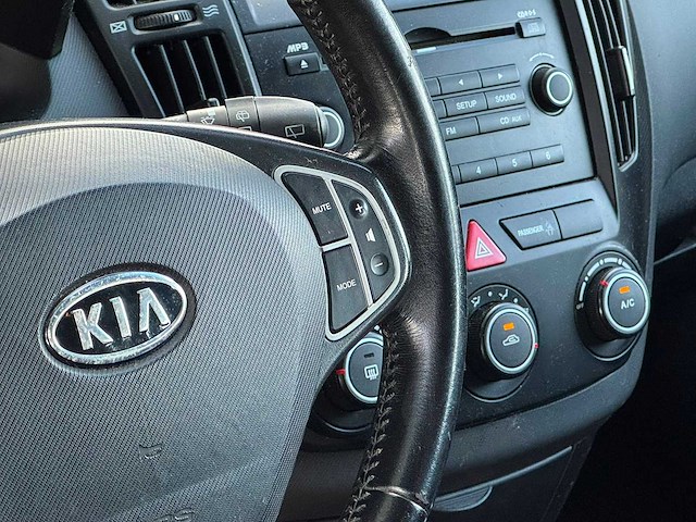 Kia - 2009 - cee'd sporty wagon - 1.4 fifteen isg - personenauto - 08-jkx-1 - afbeelding 2 van  8