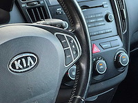 Kia - 2009 - cee'd sporty wagon - 1.4 fifteen isg - personenauto - 08-jkx-1 - afbeelding 2 van  8
