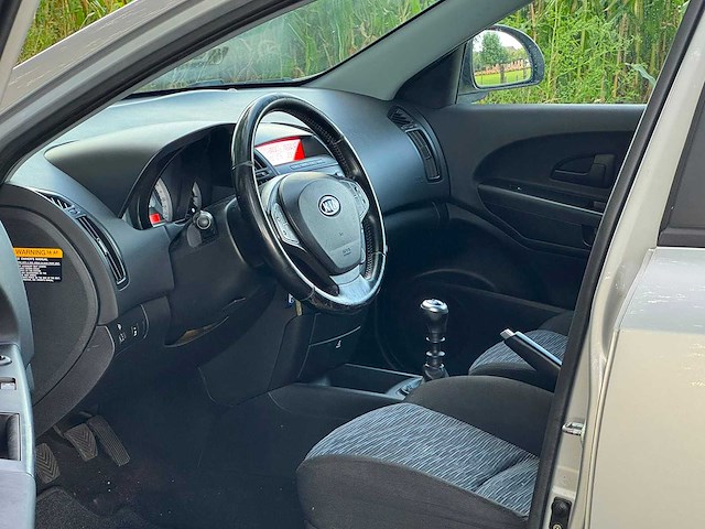 Kia - 2009 - cee'd sporty wagon - 1.4 fifteen isg - personenauto - 08-jkx-1 - afbeelding 6 van  17