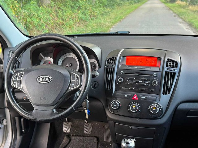 Kia - 2009 - cee'd sporty wagon - 1.4 fifteen isg - personenauto - 08-jkx-1 - afbeelding 1 van  17