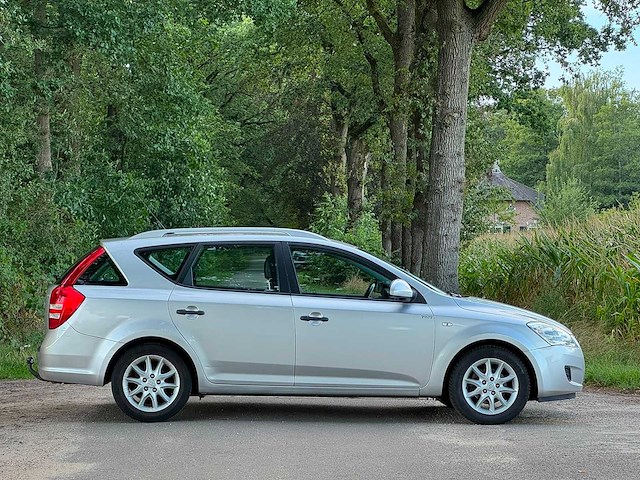 Kia - 2009 - cee'd sporty wagon - 1.4 fifteen isg - personenauto - 08-jkx-1 - afbeelding 16 van  17