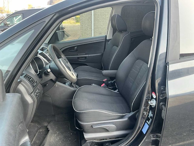 Kia - 2010 - venga - 1.6 cvvt x-tra - personenauto (23-lhr-6) - afbeelding 18 van  20