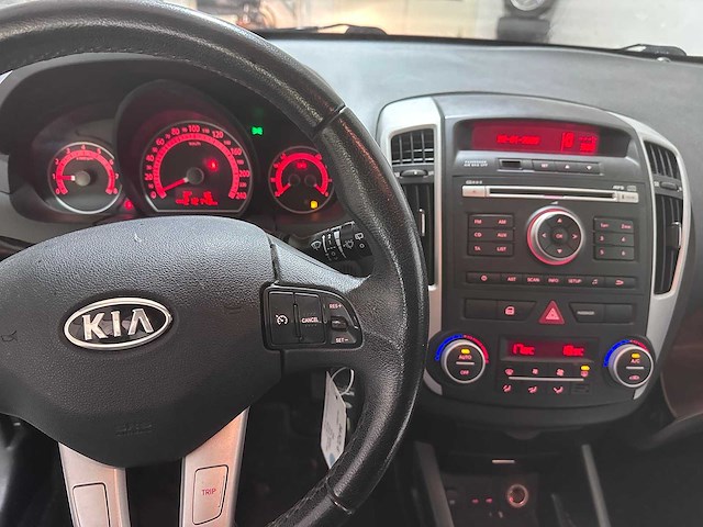 Kia - cee'd sporty wagon - 1.4 cvvt x-ecutive - 84-kzl-6- 2010 - afbeelding 17 van  18