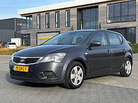 Kia cee'd 1.6 x-executive 2010 | 15-lkl-1 iaw